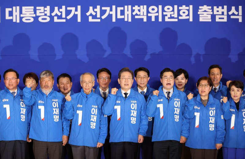 민주당 제21대 대통령선거 선대위 출범식 (서울=연합뉴스) 박동주 기자 = 30일 서울 여의도 국회 의원회관에서 열린 더불어민주당 제21대 대통령선거 '진짜 대한민국' 중앙선거대책위원회 출범식에서 이재명 대선 후보, 윤여준·박찬대 상임 총괄선대위원장 등 참석자들이 기념촬영을 하고 있다. 2025.4.30 pdj6635@yna.co.kr (끝)