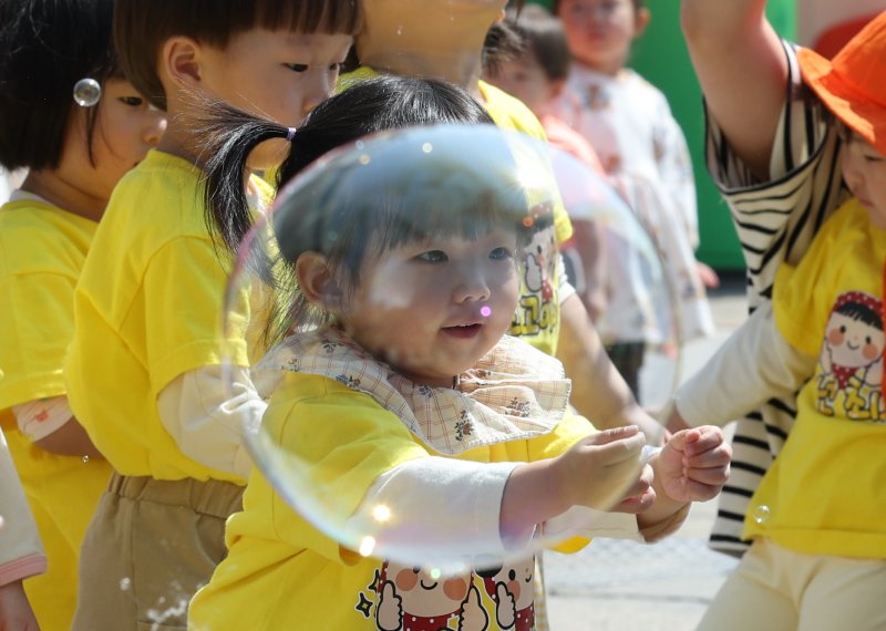 어린이날을 닷새 앞둔 30일 경기 수원시 장안구 수원실내체육관에서 열린 수원시 어린이날 행사 '어린이 한마당'에서 아이들이 즐거운 시간을 보내고 있다. 2025.4.30/뉴스1 ⓒ News1 김영운 기자