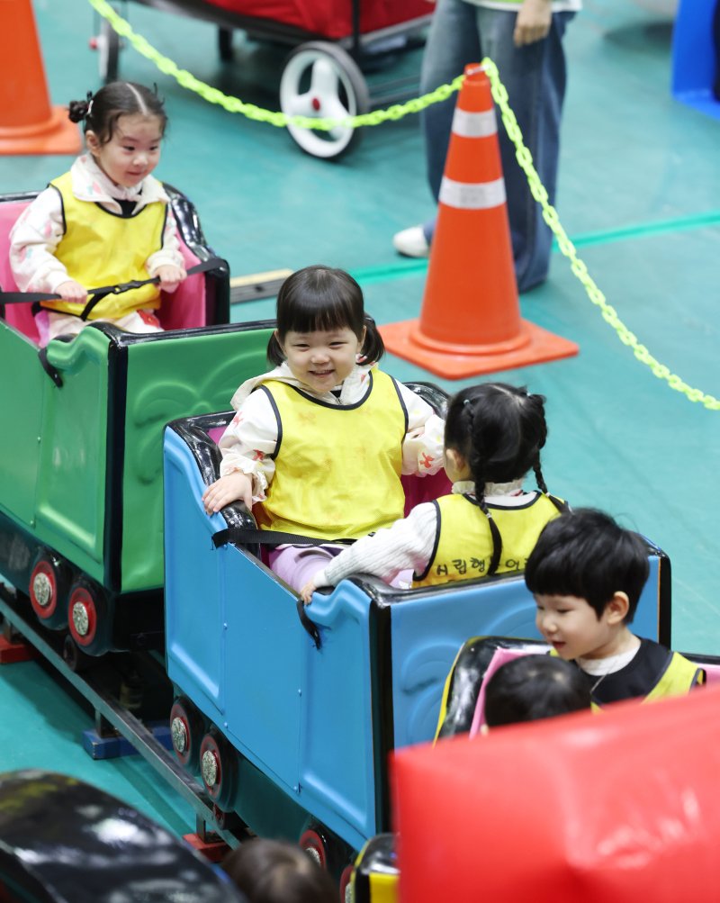 어린이날을 닷새 앞둔 30일 경기 수원시 장안구 수원실내체육관에서 열린 수원시 어린이날 행사 '어린이 한마당'에서 아이들이 즐거운 시간을 보내고 있다. 2025.4.30/뉴스1 ⓒ News1 김영운 기자