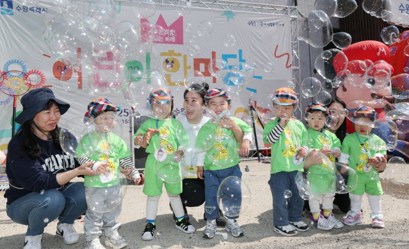 어린이날을 닷새 앞둔 30일 경기 수원시 장안구 수원실내체육관에서 열린 수원시 어린이날 행사 '어린이 한마당'에서 아이들이 즐거운 시간을 보내고 있다. 2025.4.30/뉴스1 ⓒ News1 김영운 기자