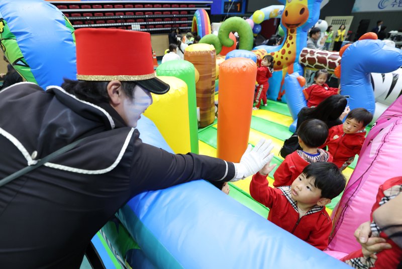 어린이날을 닷새 앞둔 30일 경기 수원시 장안구 수원실내체육관에서 열린 수원시 어린이날 행사 '어린이 한마당'에서 아이들이 즐거운 시간을 보내고 있다. 2025.4.30/뉴스1 ⓒ News1 김영운 기자