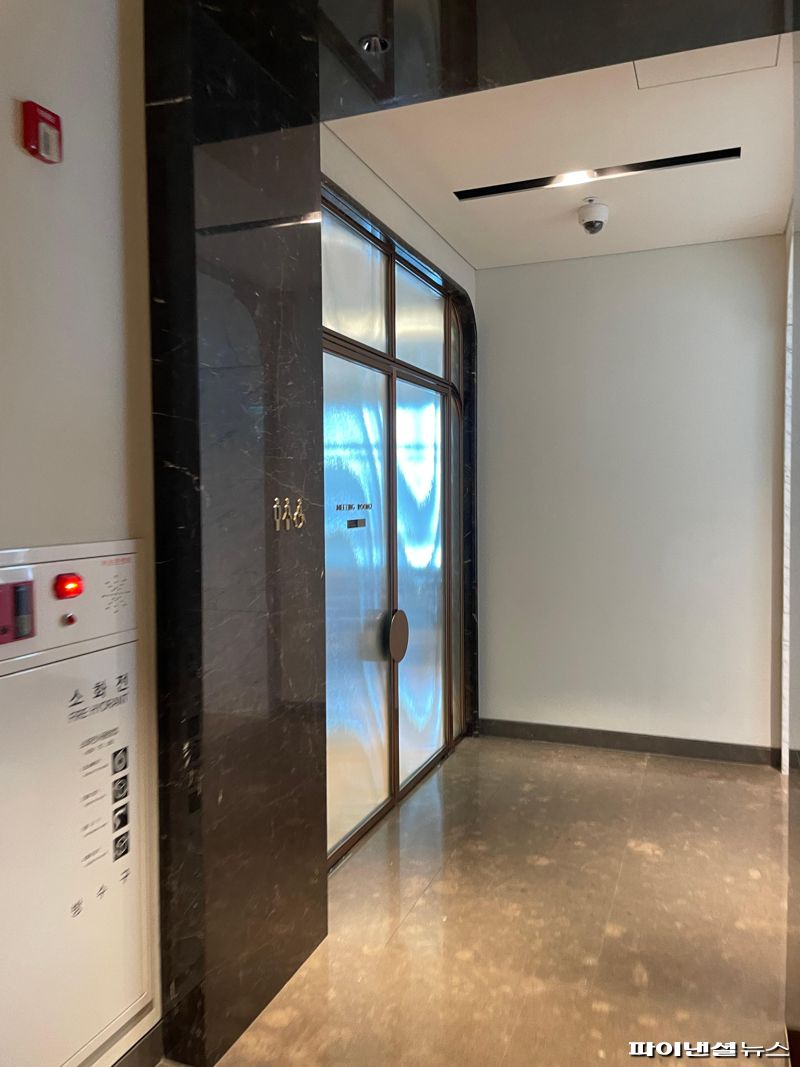 신세계 25층, 그야말로 '철통보안'...방한 트럼프 주니어, 누구 만났나 봤더니