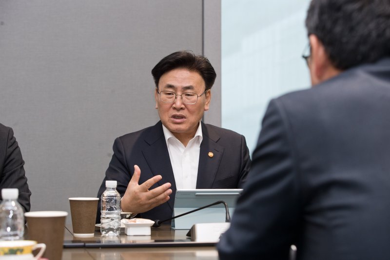 유상임 과학기술정보통신부 장관이 30일 서울 중구 SK텔레콤 본사를 방문해 사고 현장 및 조치 현황을 점검하고 국민의 불편과 불안을 최소화하기 위한 전사적인 조치를 당부하고 있다. (과학기술정보통신부 제공. 재판매 및 DB 금지) 2025.4.30/뉴스1 ⓒ News1 이연주 기자