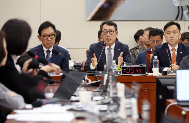 [서울=뉴시스] 고승민 기자 = 유영상 SKT 사장이 30일 서울 여의도 국회에서 열린 과학기술방송정보통신위원회 전체회의에서 의원 질의에 답하고 있다. 2025.04.30. kkssmm99@newsis.com