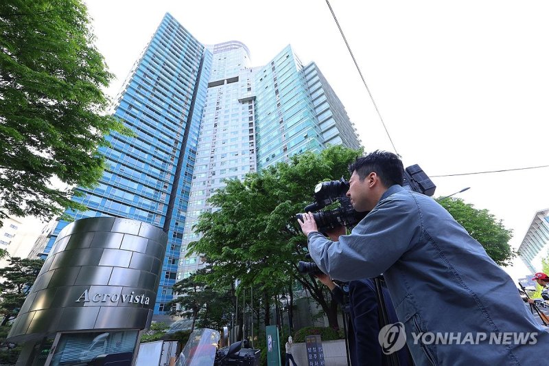 검찰, 건진법사 의혹 '윤 전 대통령 부부 사저' 아크로비스타 압수수색 (출처=연합뉴스)