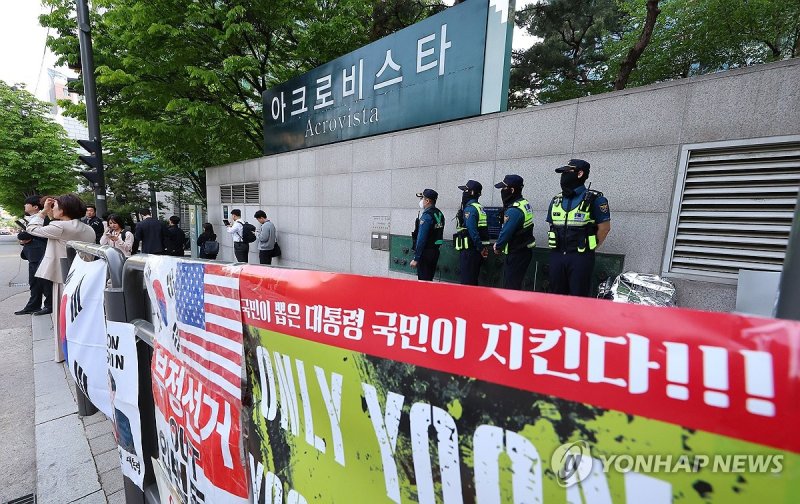 검찰, '윤 전 대통령 부부 사저' 아크로비스타 압수수색 (출처=연합뉴스)