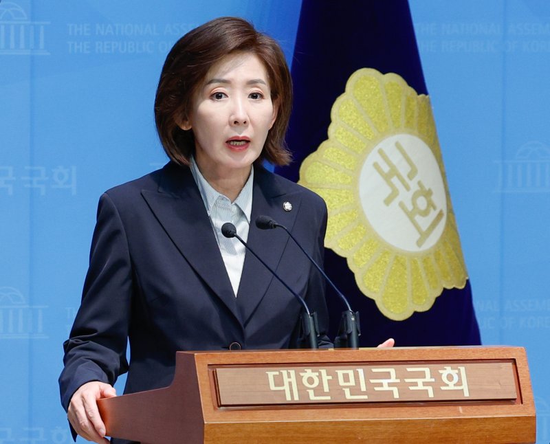 나경원 국민의힘 대선 경선 후보가 22일 오후 서울 여의도 국회 소통관에서 5대 초광역 메가시티, 3대 글로벌 혁신허브 내용을 담은 부울경 공약을 발표하고 있다. 2025.4.22/뉴스1 ⓒ News1 안은나 기자