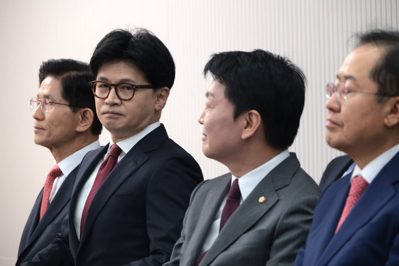 김문수(왼쪽부터), 한동훈, 안철수, 홍준표 대선 경선 후보가 29일 오후 서울 여의도 중앙당사에서 열린 제21대 대통령후보자 선출을 위한 3차 경선 진출자 발표에 자리해 있다. 2025.4.29/뉴스1 ⓒ News1 국회사진취재단