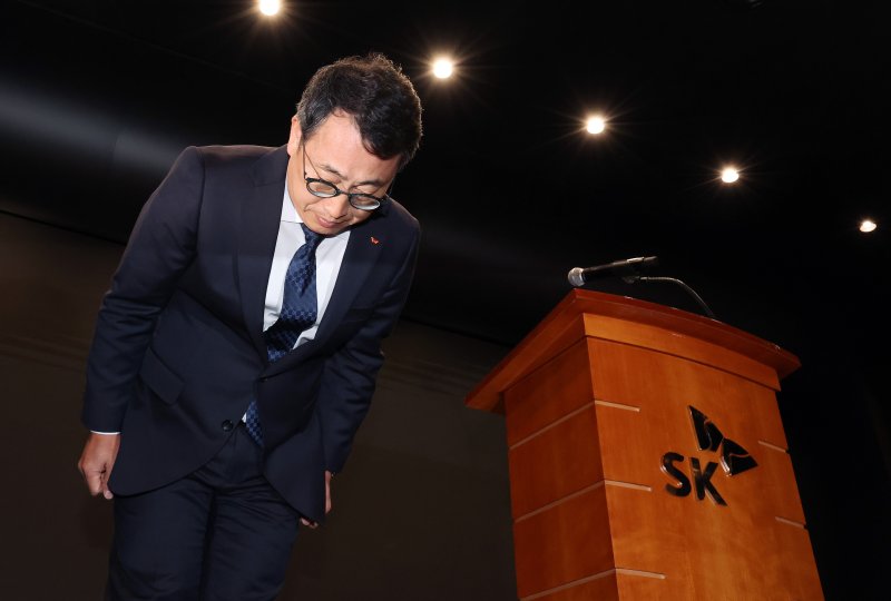 유영상 SK텔레콤 대표이사가 25일 서울 중구 SKT타워에서 고객 정보 보호조치 강화 설명회를 열고 SK텔레콤 이용자 유심(USIM) 정보 해킹에 대해 고개 숙여 사과하고 있다. 2025.4.25/뉴스1 ⓒ News1 이동해 기자
