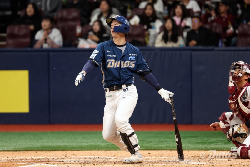 [서울=뉴시스] 프로야구 NC 다이노스 박건우가 지난 5일 고척스카이돔에서 열린 2025 신한 쏠뱅크 KBO리그 키움 히어로즈와의 경기에서 안타를 치고 있다. (사진=NC 다이노스 제공) 2025.04.05. *재판매 및 DB 금지