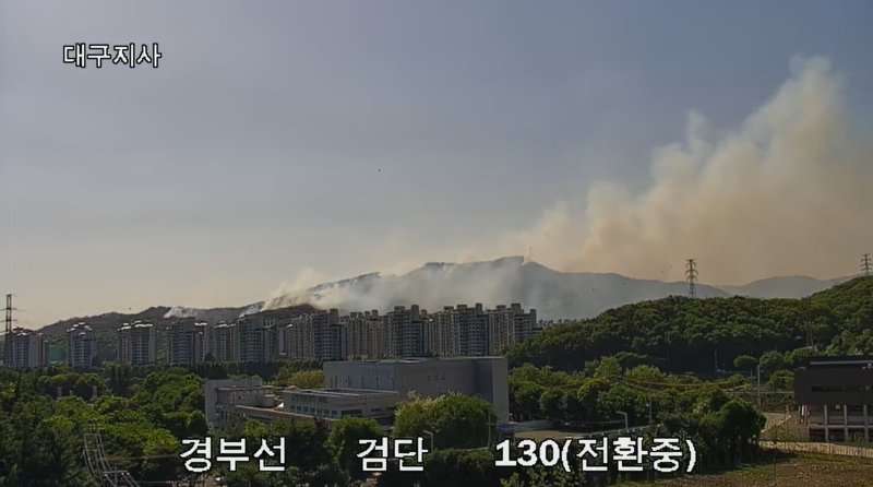 [대구=뉴시스] 대구 함지산 산불 재발화 모습. (사진=로드플러스 갈무리) 2025.04.30. photo@newsis.com *재판매 및 DB 금지 /사진=뉴시스