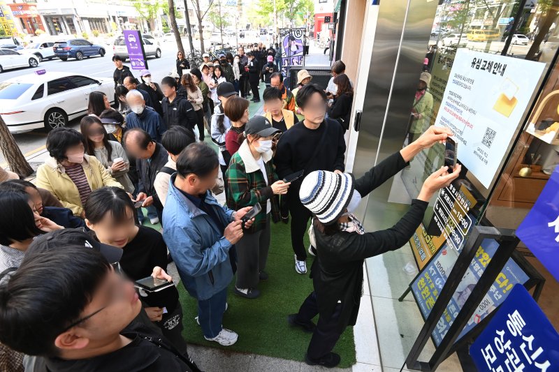 [수원=뉴시스] 김종택 기자 = SK텔레콤이 유심 고객정보 해킹 사고로 관련 유심 무료 교체 서비스에 나선 28일 경기 수원시내 한 SKT T월드 매장 앞에 유심을 교체하려는 고객들이 줄서 기다리고 있다.해킹사고가 발생한 SKT는 사이버침해 피해를 막기 위해 이날 오전 10시부터 전국 2600여곳의 T월드 매장에서 희망 고객 대상 유심교체를 무료로 진행하기로 했다. 2025.04.28. jtk@newsis.com