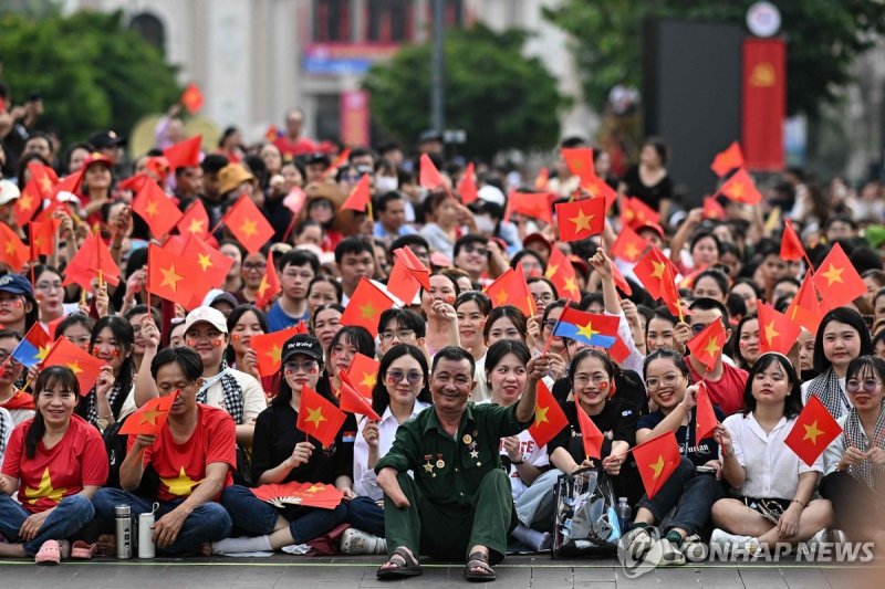 베트남전 종전·통일 50주년 퍼레이드 관람 시민 (출처=연합뉴스)