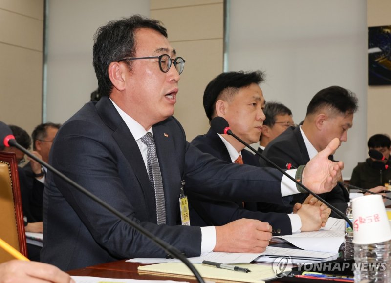 질의에 답하는 유영상 SKT 대표이사 (출처=연합뉴스)