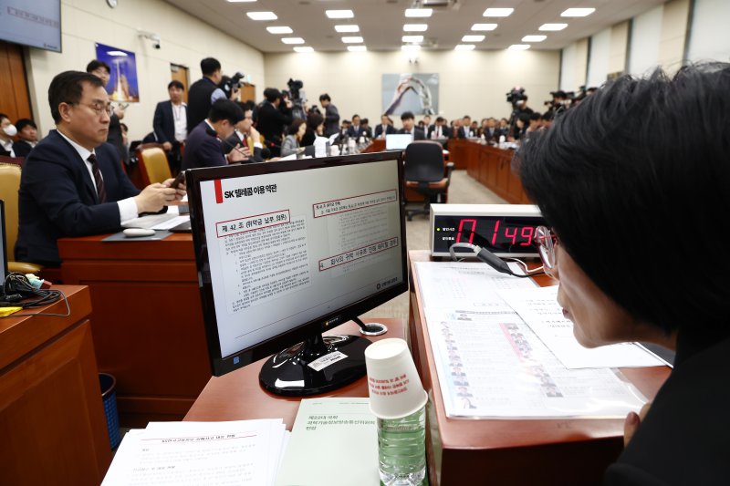 최민희 과학기술정보방송통신위원장이 30일 오전 서울 여의도 국회 과학기술정보방송통신위원회에서 열린 YTN 등 방송·통신 분야 청문회에서 SKT 텔레콤 이용 약관 조항을 보고 있다. 2025.4.30/뉴스1 ⓒ News1 김민지 기자