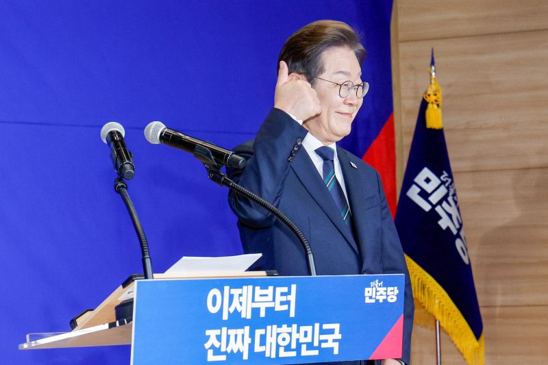 이재명 더불어민주당 대선 후보가 30일 오후 서울 여의도 국회 의원회관에서 열린 제21대 대통령선거 중앙선거대책위원회 출범식에서 연설에 앞서 엄지손가락을 치켜들고 있다. 2025.4.30/뉴스1 ⓒ News1 안은나 기자