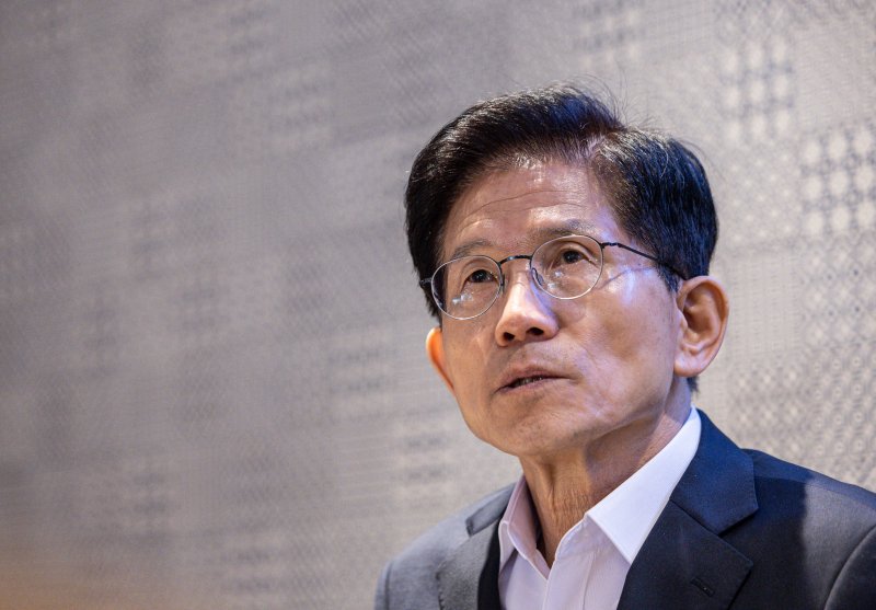 김문수 국민의힘 대선 경선 후보가 29일 오전 서울 여의도 국회 인근 카페에서 뉴스1과 인터뷰를 하고 있다. 2025.4.29/뉴스1 ⓒ News1 이재명 기자