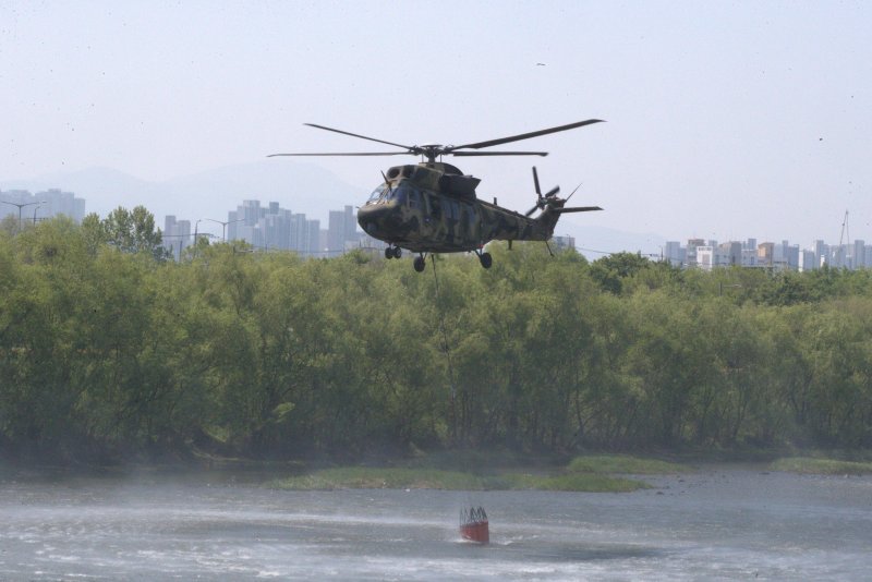 대구 북구 함지산 산불 이틀째인 지난 4월 29일 오전 현장에 투입된 산불 진화 지원에 나선 군 헬기가 인근 금호강에서 물을 채우고 있다. 뉴스1