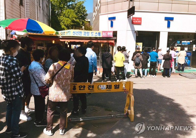 유심 교체 위해 기다리는 시민들 (출처=연합뉴스)