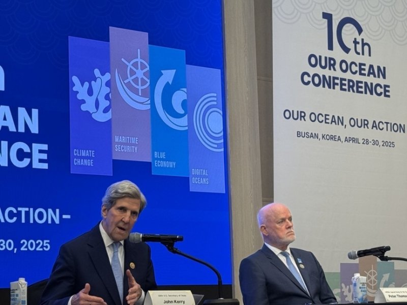 존 케리 전 미국 국무장관(왼쪽)과 피터 톰슨 유엔 해양특사 (출처=연합뉴스)