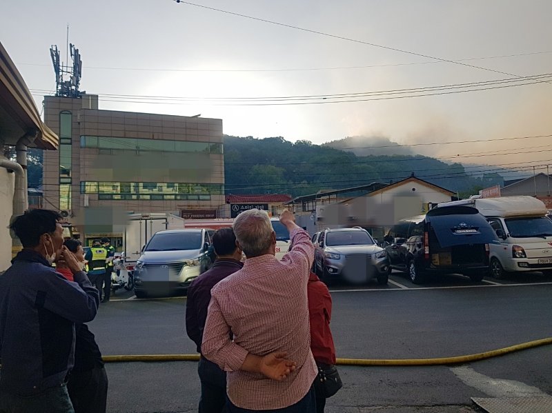 [대구=뉴시스] 정재익 기자 = 대구 북구 함지산 산불이 재발화한 30일 서변동 일대 주민들이 산불 연기를 바라보고 있다. 2025.04.30. jjikk@newsis.com *재판매 및 DB 금지