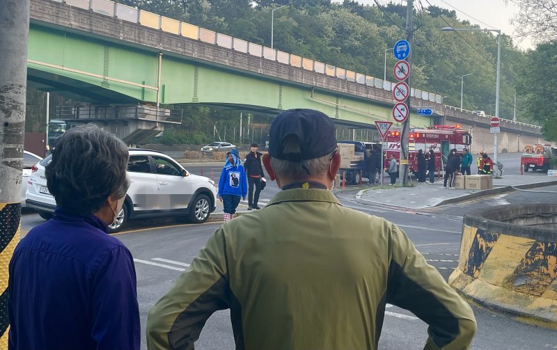 [대구=뉴시스] 정재익 기자 = 대구 북구 함지산 산불이 재발화한 30일 서변동 일대 주민들이 소방차를 바라보며 걱정하고 있다. 2025.04.30. jjikk@newsis.com *재판매 및 DB 금지