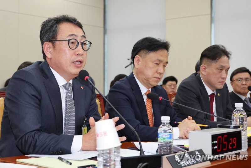 질의에 답하는 유영상 SKT 대표이사 (출처=연합뉴스)