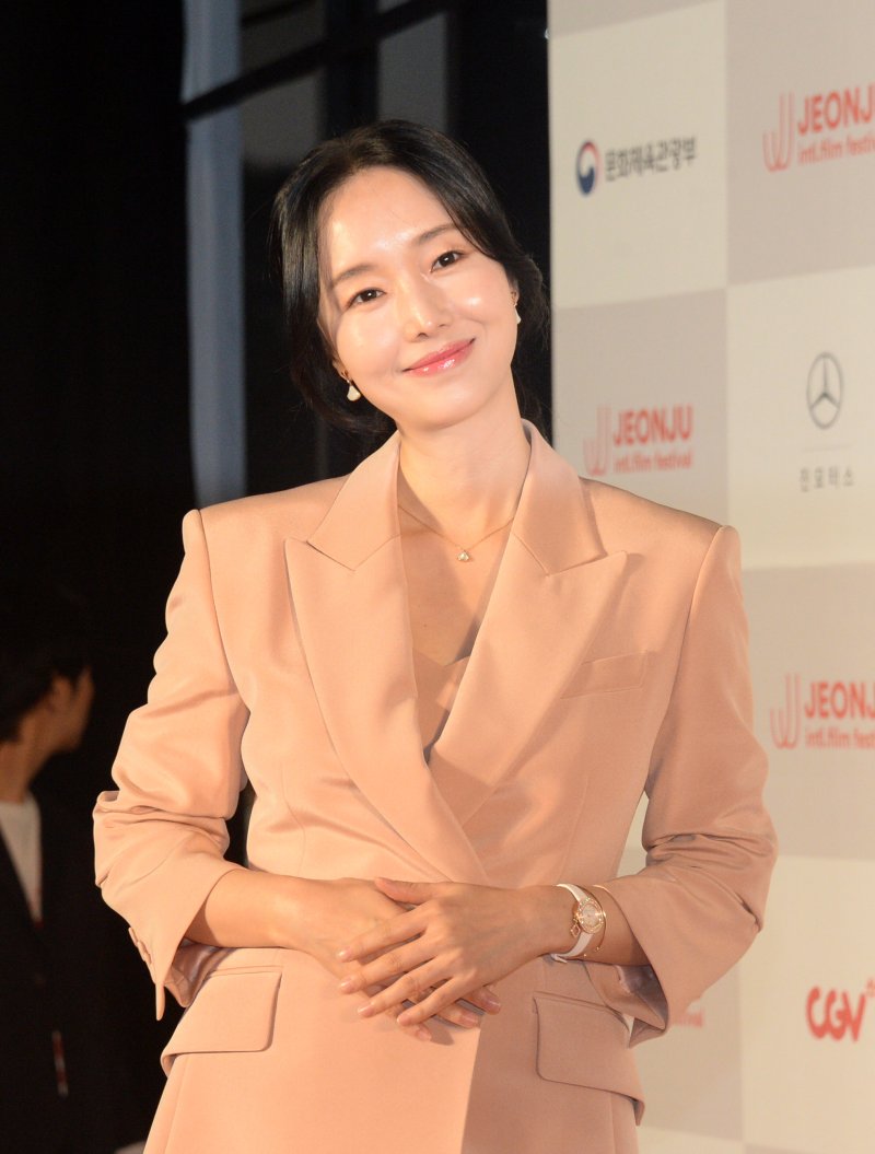 [전주=뉴시스] 김얼 기자 = 배우 이정현이 30일 전북 전주시 한국소리문화의전당에서 열린 '제26회 전주국제영화제 개막식'에 참석해 레드카펫을 밟으며 장내로 들어서고 있다. 2025.04.30. pmkeul@newsis.com