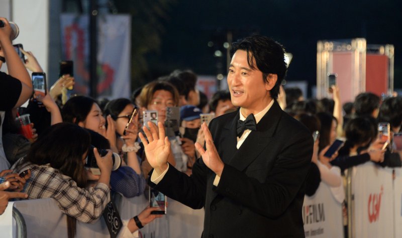 [전주=뉴시스] 김얼 기자 = 배우 신현준이 30일 전북 전주시 한국소리문화의전당에서 열린 '제26회 전주국제영화제 개막식'에 참석해 레드카펫을 밟으며 장내로 들어서고 있다. 2025.04.30. pmkeul@newsis.com