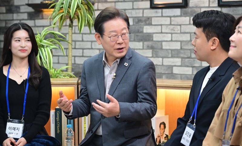 이재명 더불어민주당 대통령 후보가 30일 저녁 서울 구로구 한 스튜디오에서 열린 슬기로운 퇴근생활 직장인 간담회에 참석해 직장인들의 고충을 듣고 답변하고 있다. 2025.4.30/뉴스1 ⓒ News1 국회사진취재단 /사진=뉴스1