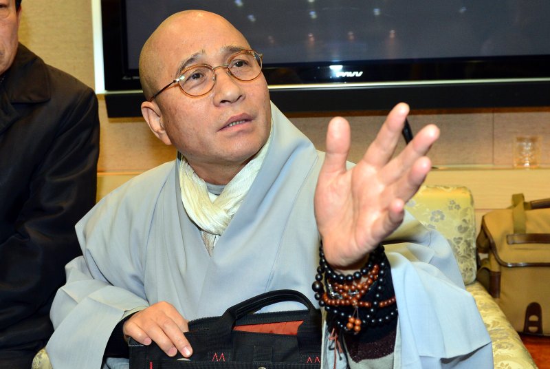 【서울=뉴시스】조종원 기자 = 신임 이사장 선출건에 대해 의혹을 제기하고 있는 학부·대학원 총학생회 관계자들이 이사장실을 점거하고 있는 가운데 12일 오전 서울 중구 동국대학교 이사장실에서 이사장 직무대행 영담스님이 발언을 하고 있다. 2015.03.12. choswat@newsis.com