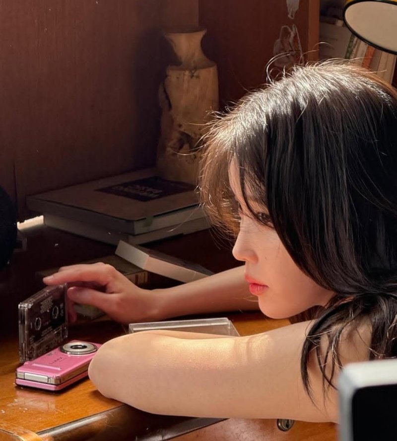 아이유, 봄처럼 상큼한 미소…레트로 감성