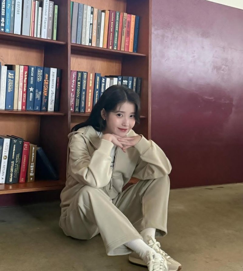 아이유, 봄처럼 상큼한 미소…레트로 감성