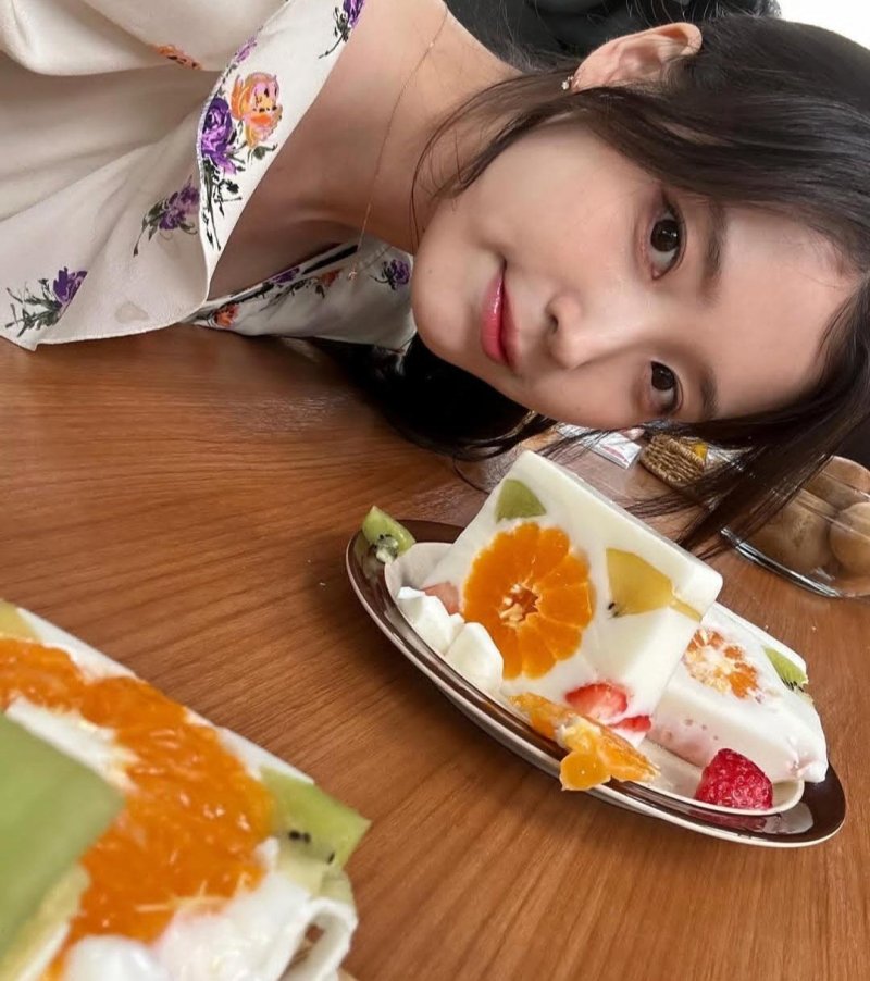 아이유, 봄처럼 상큼한 미소…레트로 감성