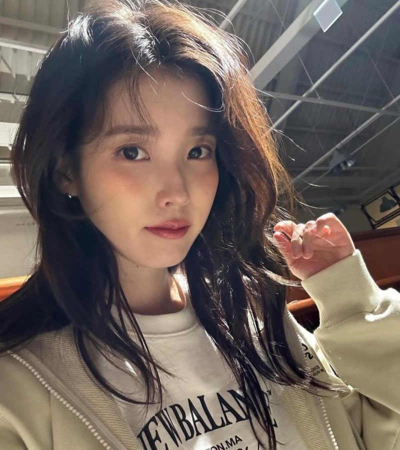 아이유, 봄처럼 상큼한 미소…레트로 감성