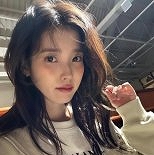아이유, 봄처럼 상큼한 미소…레트로 감성