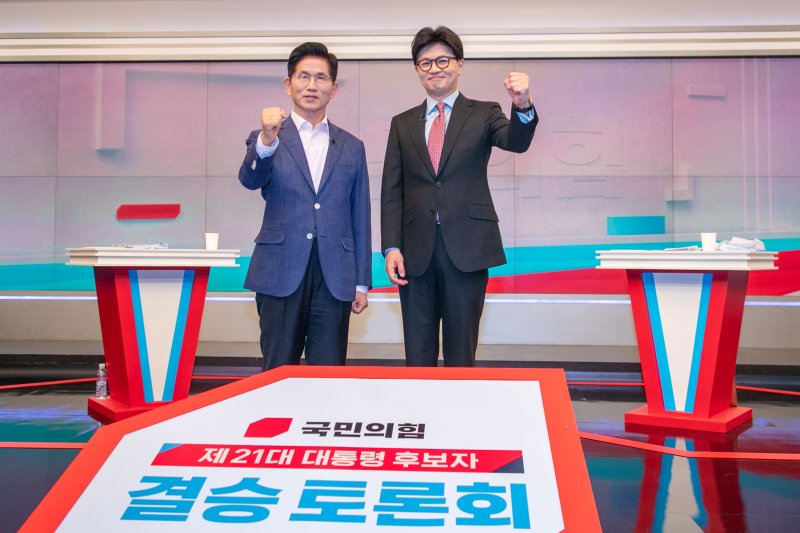 김문수(왼쪽), 한동훈 제21대 대통령 선거 국민의힘 경선 후보가 30일 오후 서울 중구 TV조선 스튜디오에서 열린 TV토론에 앞서 기념촬영을 하고 있다. /사진=뉴시스화상