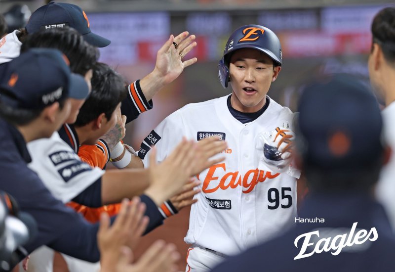 [서울=뉴시스] 황준선 기자 = 30일 대전 한화생명 볼파크에서 열린 프로야구 KBO 리그 LG 트윈스와 한화 이글스의 경기, 7회 말 한화 황영묵이 역전 투런 홈런을 친 뒤 동료들과 기뻐하고 있다. (사진=한화 이글스 제공) 2025.04.30. photo@newsis.com *재판매 및 DB 금지