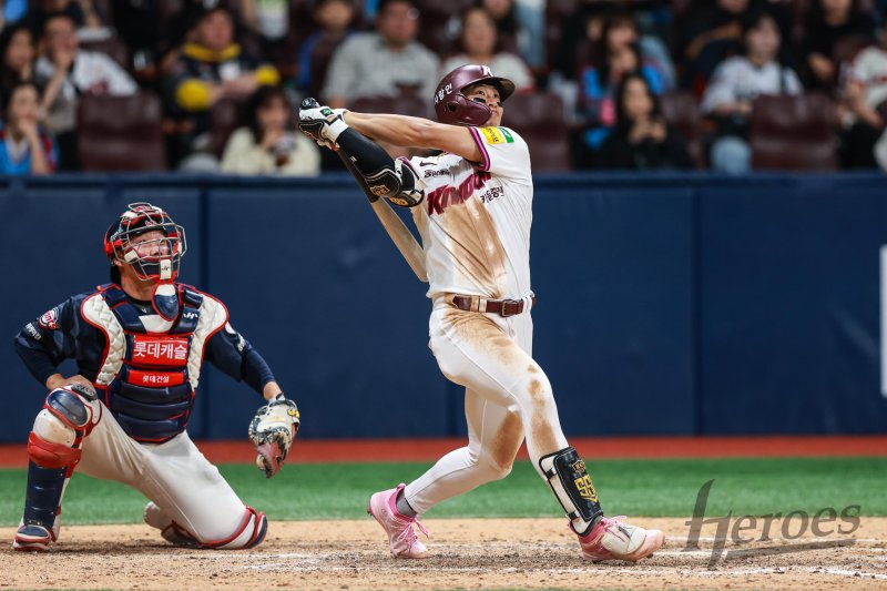[서울=뉴시스] 프로야구 키움 히어로즈 송성문이 30일 고척스카이돔에서 열린 2025 신한 쏠뱅크 KBO리그 롯데 자이언츠와의 경기에서 9회말 3점 홈런을 치고 있다. (사진=키움 제공) 2025.04.30. *재판매 및 DB 금지
