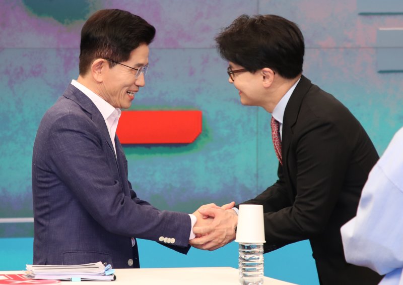 [서울=뉴시스] 국회사진기자단 = 김문수(왼쪽), 한동훈 제21대 대통령 선거 국민의힘 경선 후보가 30일 오후 서울 중구 TV조선 스튜디오에서 열린 TV토론에 앞서 악수하고 있다. 2025.04.30. photo@newsis.com