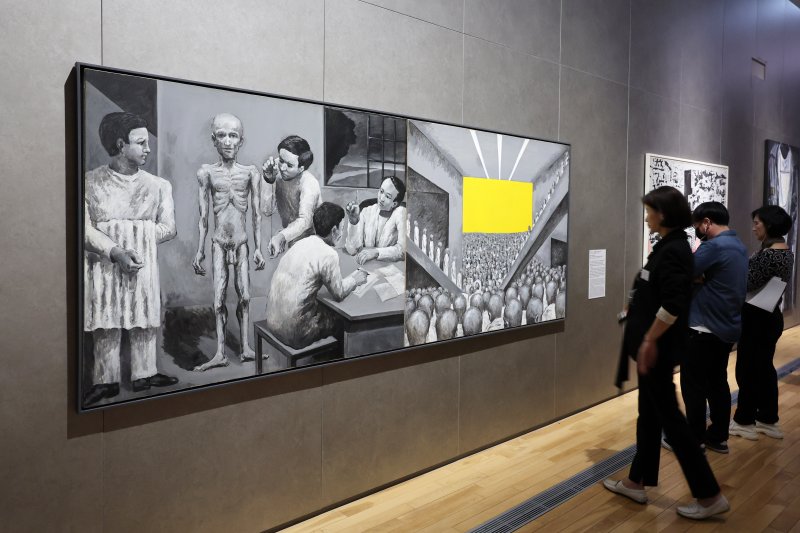 [서울=뉴시스] 박진희 기자 = 국립현대미술관은 30일 서울 종로구 국립현대미술관 서울에서 MMCA 서울 상설전 '한국현대미술 하이라이트' 언론공개회를 갖고 민정기 작가의 작품 ''영화를 보고 만족하는 K씨'(왼쪽)를 소개하고 있다. 이번 전시는 서울관 개관 이래 대표 소장품만을 선보이는 첫 상설전이다. 2025.04.30. pak7130@newsis.com