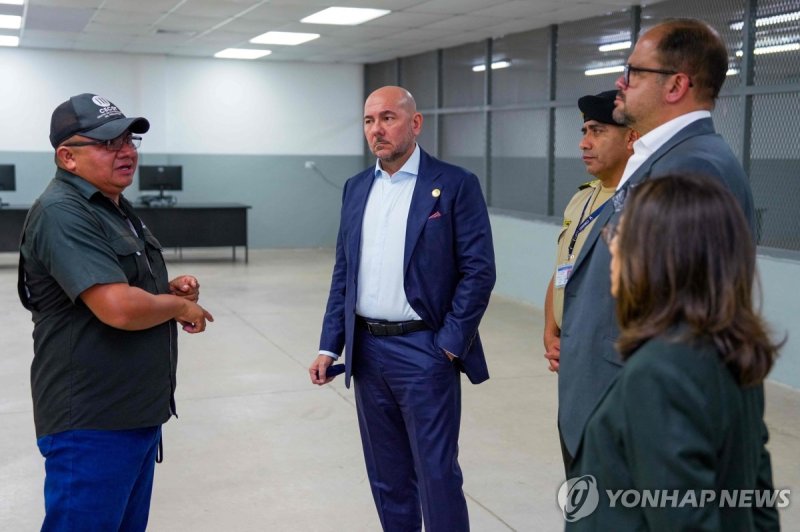 엘살바도르 교정 관리와 대화하는 에콰도르 국방 장관(가운데)과 내무 장관(오른쪽 두번째) (출처=연합뉴스)