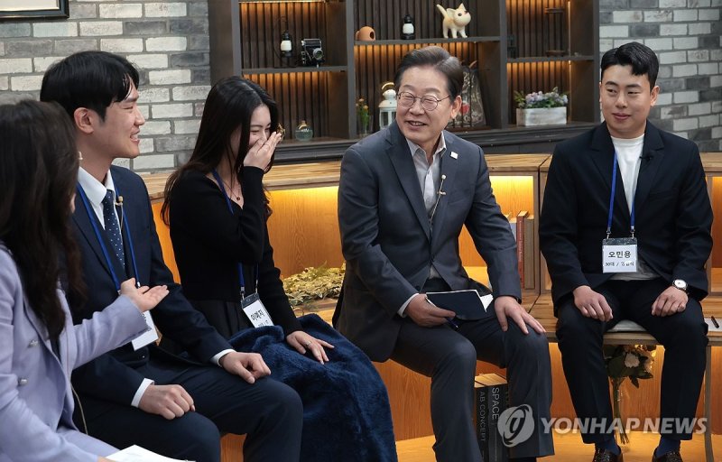 '슬기로운 퇴근생활' 직장인 간담회 갖는 더불어민주당 이재명 대선 후보 (출처=연합뉴스)