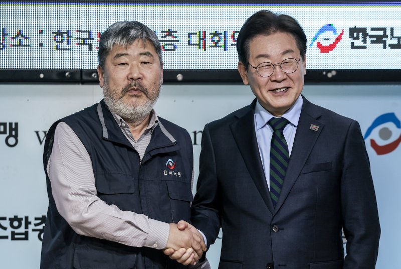 [서울=뉴시스] 정병혁 기자 = 이재명 더불어민주당 대표가 21일 서울 영등포구 한국노총에서 열린 한국노총-더불어민주당 대표 간담회에 앞서 김동명 한국노총 위원장과 기념촬영을 하고 있다. 2025.02.21. jhope@newsis.com