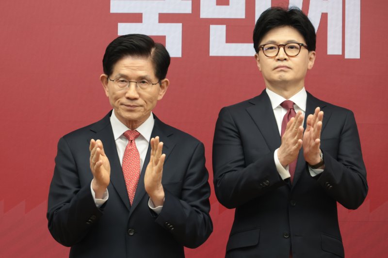 [서울=뉴시스] 국회사진기자단= 국민의힘 2차 경선 결선에 진출한 김문수, 한동훈(오른쪽) 후보가 29일 오후 서울 여의도 중앙당사에서 열린 제21대 대통령후보자 선출을 위한 3차 경선 진출자 발표에서 박수를 치고 있다.2025.04.25. photo@newsis.com