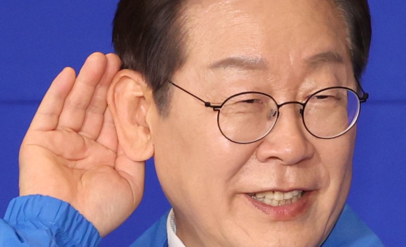 [서울=뉴시스] 조성봉 기자 = 이재명 더불어민주당 대선후보가 전날 오후 서울 여의도 국회 의원회관에서 열린 제21대 대통령선거 '진짜 대한민국' 중앙선거대책위원회 출범식에서 국민의 목소리를 경청한다는 의미의 포즈를 취하고 있다. 2025.05.01. suncho21@newsis.com