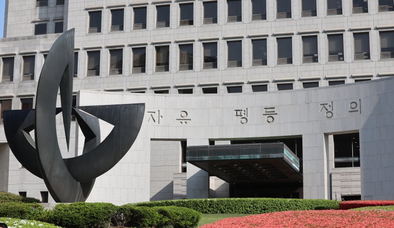 [서울=뉴시스] 이영환 기자 = 전날 오전 서울 서초구 대법원 청사가 보이고 있다. 대법원은 이날 오후 3시 대법정에서 2심에서 무죄를 받은 이재명 더불어민주당 대선 후보의 공직선거법 상고심 판결을 선고한다. 2025.05.01. 20hwan@newsis.com