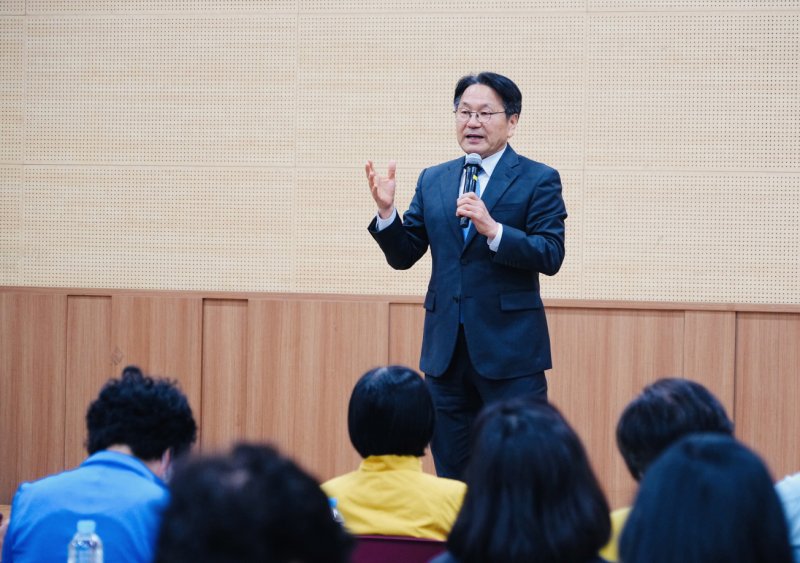 강기정 광주시장이 28일 김대중컨벤션센터에서 열린 ‘광주시 활동 해설사 역량강화 통합교육’에 참석해 인사말을 하고 있다.(광주시 제공. 재판매 및 DB 금지) ⓒ News1 박준배 기자