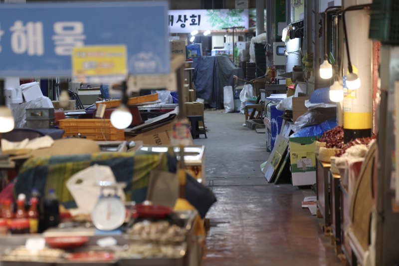 [서울=뉴시스] 김명년 기자 = 지난달 15일 서울시내 한 전통시장이 한산한 모습을 보이고 있다. 2025.05.01. kmn@newsis.com