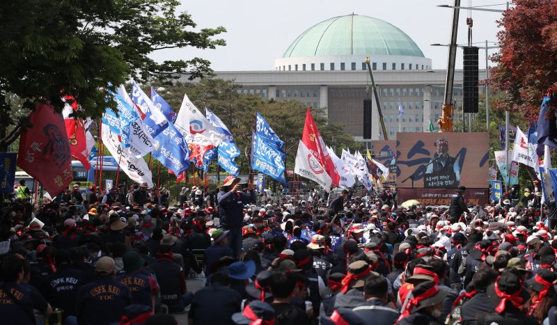 근로자의 날인 1일 서울 여의도 국회 앞에서 열린 '제134주년 세계노동절 기념 한국노총 전국노동자대회'에서 김동명 한국노총 위원장이 발언하고 있다. 2024.5.1/뉴스1 ⓒ News1 이승배 기자
